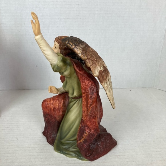 O'Well Grandeur Noel 2 Piece Porcelain Kneeling Angel and Angel Playing Harp - Picture 7 of 16